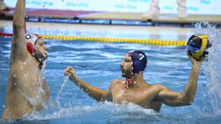 Selley-Rauscher Domonkos, a Vasas (b) és Zalánki Gergő, az Olimpiakosz játékosa a férfi vízilabda Bajnokok Ligája csoportkörének második fordulójában játszott VasasPlaket - Olimpiakosz mérkőzésen a Komjádi Uszodában 2025. október 28-án.