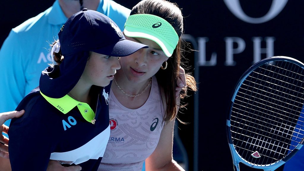 A török Zeynep Sönmez segít a labdaszedőnek az Australian Openen.