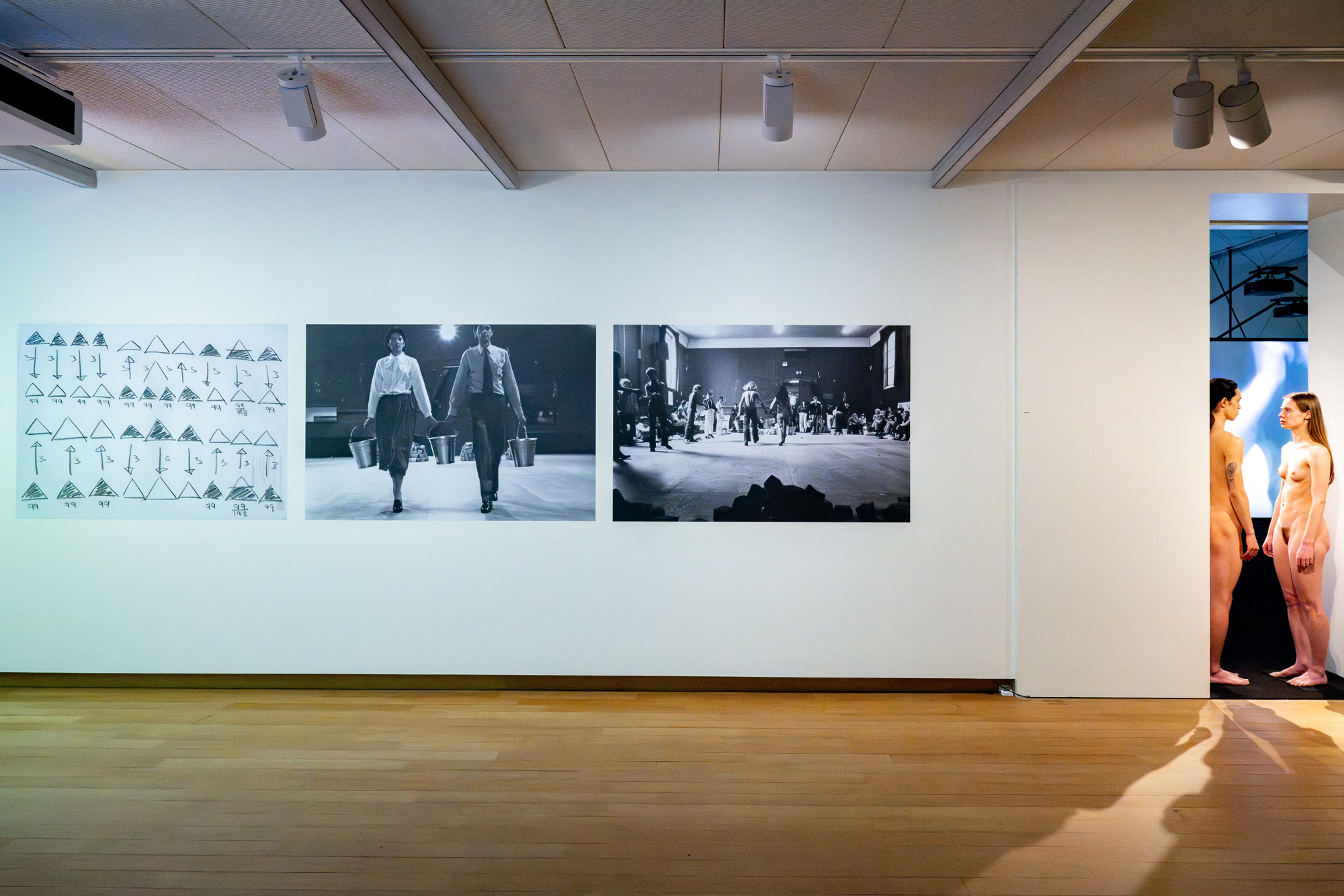 Mi értelme átfurakodni két meztelen ember között, hogy egy önveszélyes nő telekiabálhassa a fejünket? 2