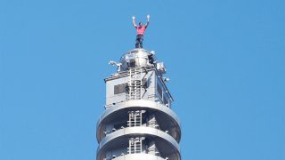 Alex Honnold a Taipei 101 tetején.