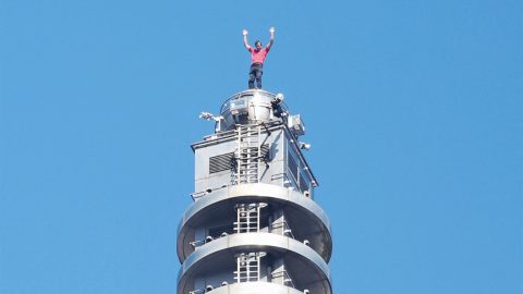 Alex Honnold a Taipei 101 tetején.