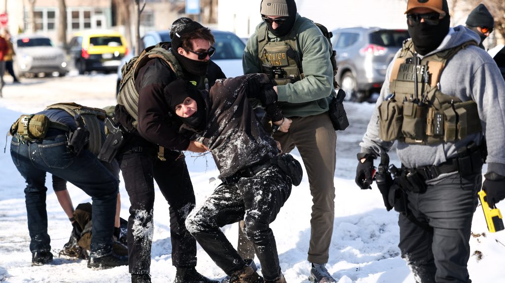 700 szövetségi rendfenntartót vonnak ki azonnali hatállyal Minneapolisból