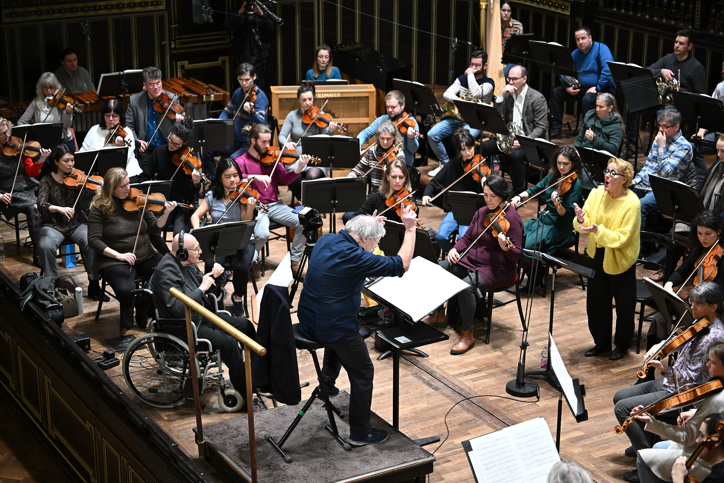 Kurtág György a vezénylő karmester mellett ül a Liszt Ferenc Zeneakadémia színpadán 2026. február 7-én