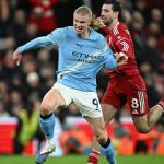 Az ominózus pillanat, amikor Szoboszlai Dominik (jobbra) megrántja a Manchester City norvég támadója, Erling Haaland (balra) mezét