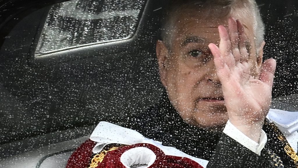 Szabadon távozhatott a rendőrőrsről a címeitől megfosztott András herceg