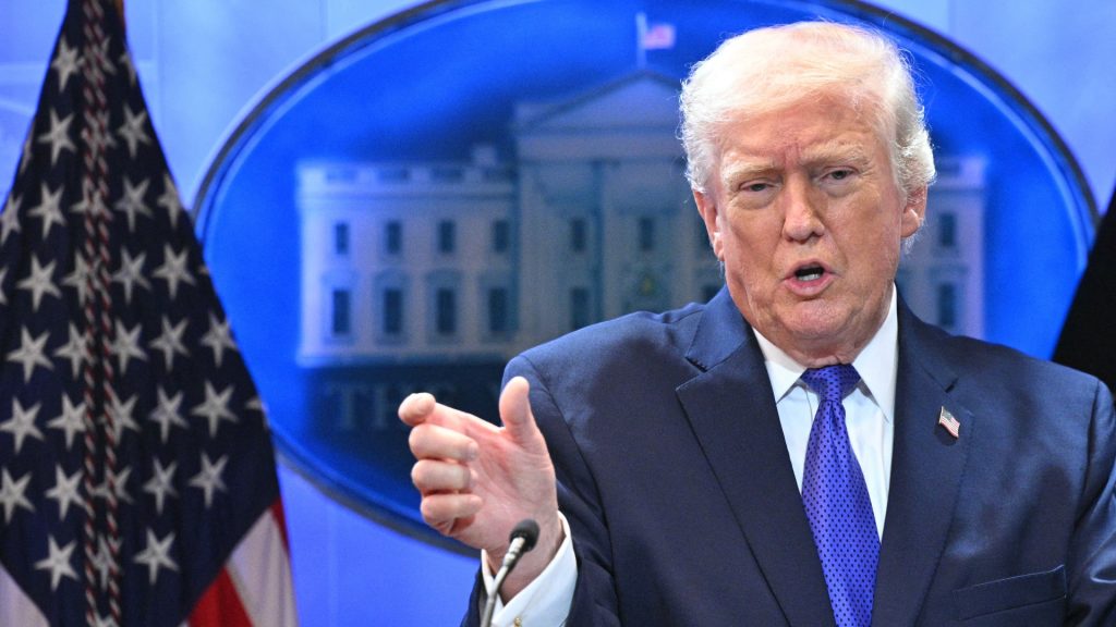 Máris másfélszeresére emelte a megsemmisített vámjai helyett bevezetett új vámjait Donald Trump