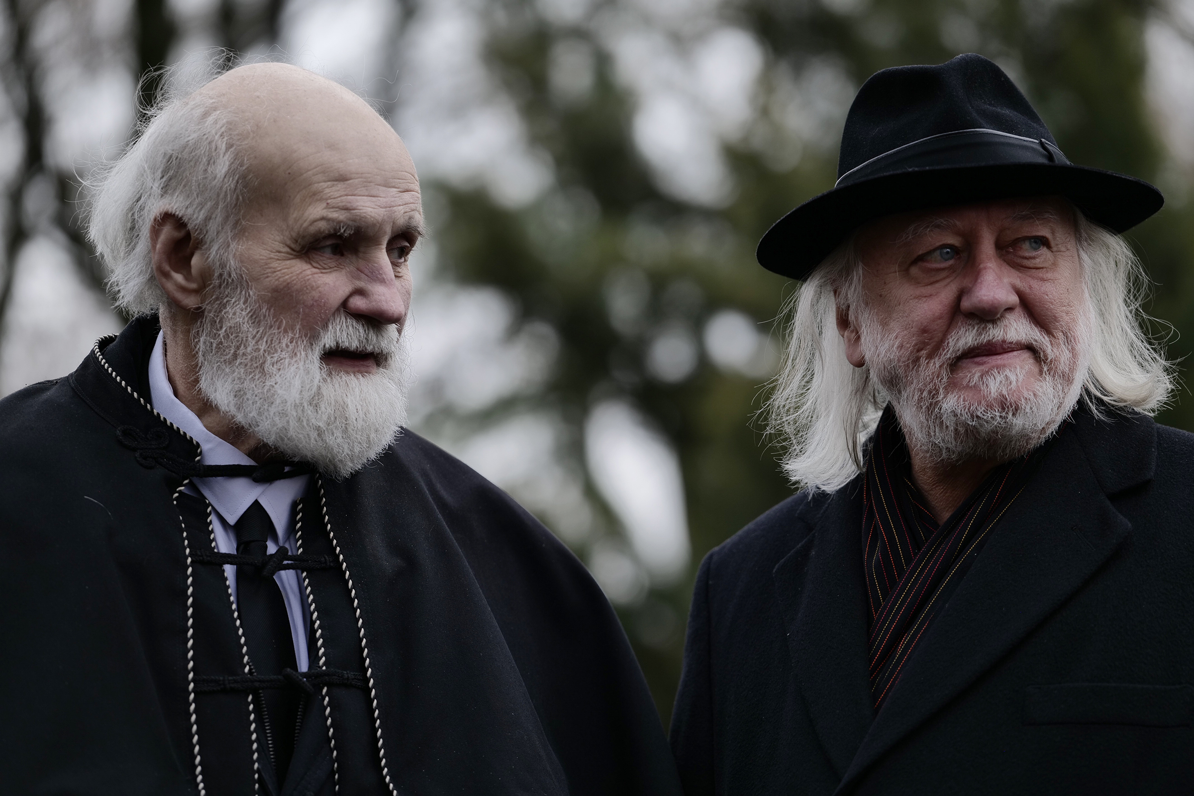 „Béla hazatalált, irigylem” – családtagok, pályatársak és tisztelők búcsúztatják Tarr Bélát 1 Iványi Gábor és Krasznahorkai László Tarr Béla temetésén.