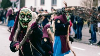 Boszorkány seprűvel.