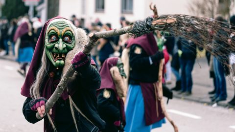 Boszorkány seprűvel.