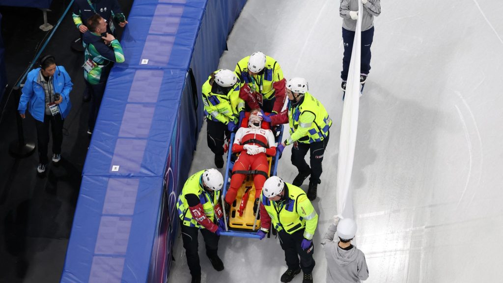 Az ellenfél korcsolyája okozott súlyos sérülést a lengyel gyorskorisnak