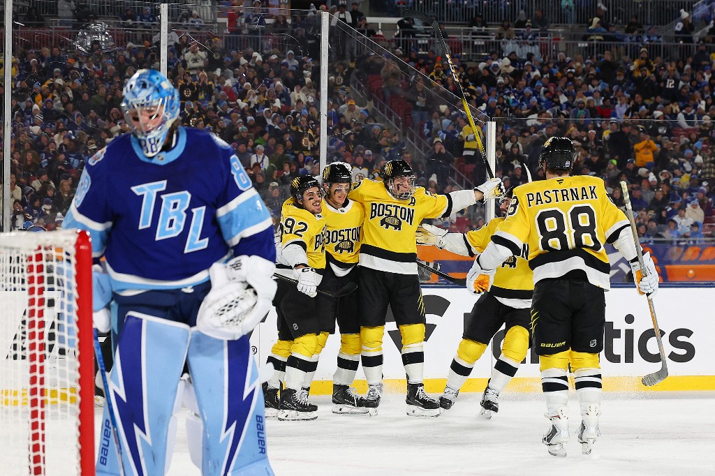 NHL szabadtéri meccs Tampa Bay Boston kapusbunyó