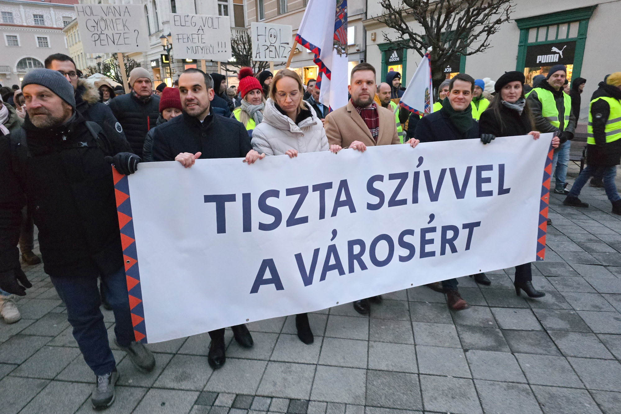 Tájkép tüntetés után: Fidesz hiányában a győri közgyűlés elmaradt 1