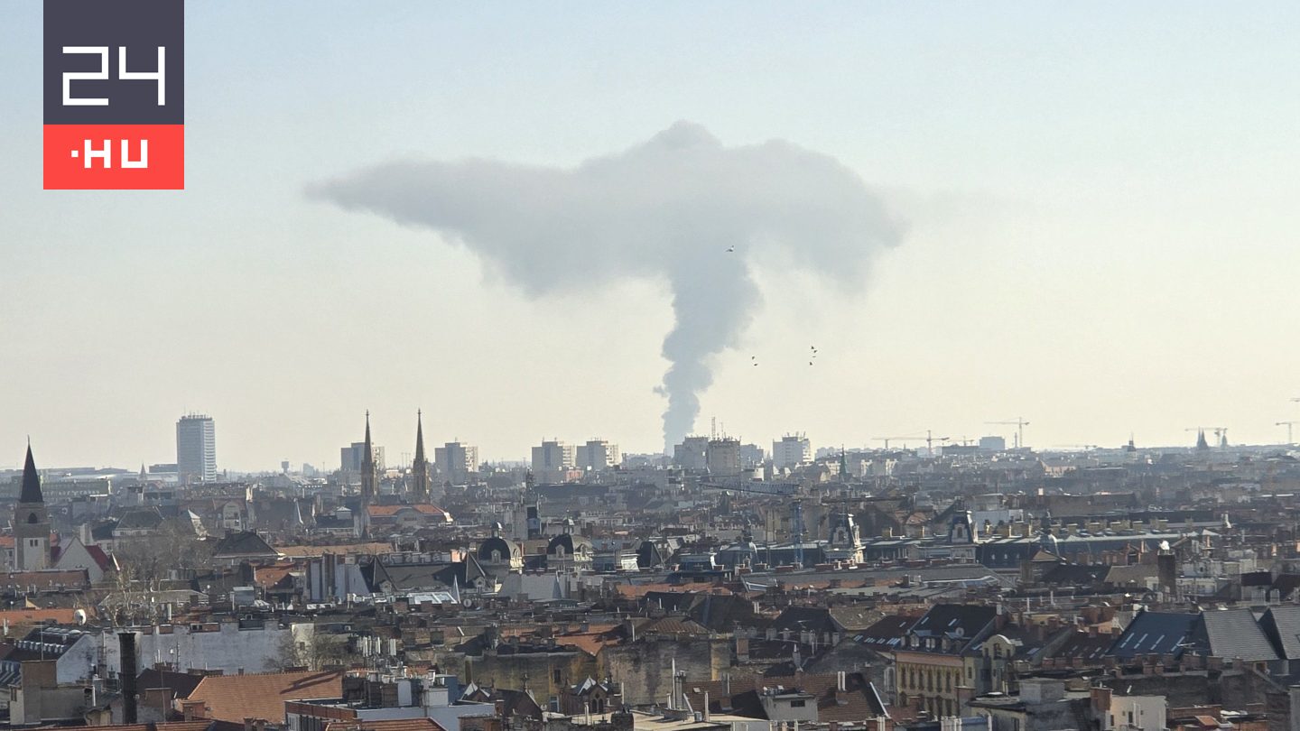 Óriási füsttel lángol egy hulladékfeldolgozó Soroksáron, 150 köbméteren ég a szemét