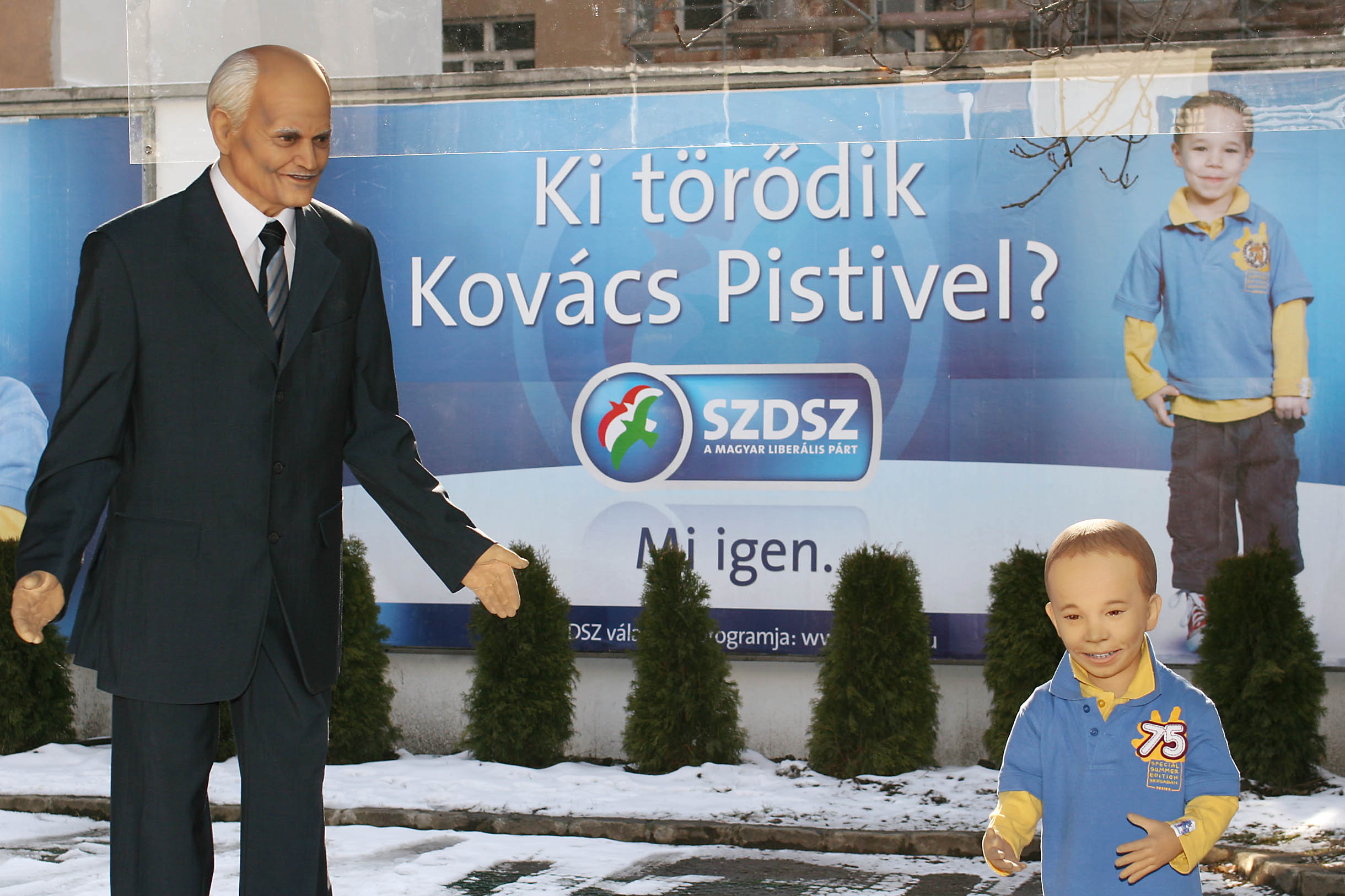 Brezsnyev csókjától a 23 millió román vendégmunkáson át az AI-kivégzésig – így durvultak el a magyar kampányok 2