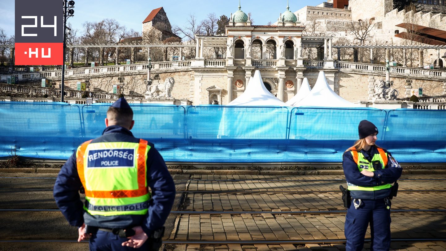 Kordonok között jönnek a vendégek, a Várkert Bazárt ezúttal kék hálóval takarják el