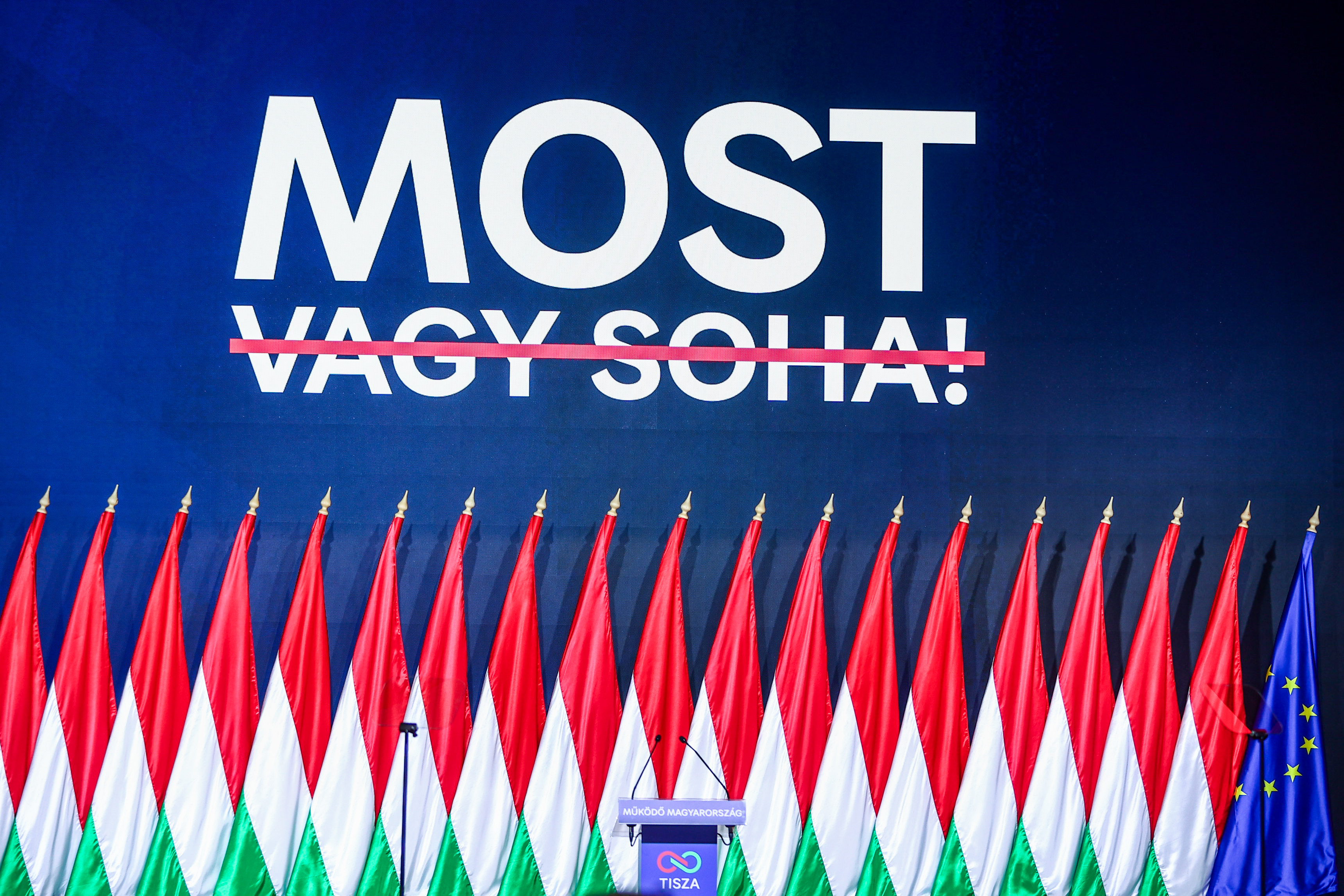 A Tisza Párt kampányszlogenje Magyar Péter évértékelőjén.