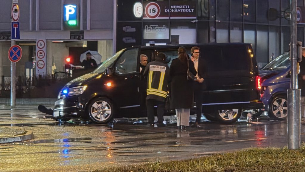Autóval ütközött a Honvédelmi Minisztérium államtitkára