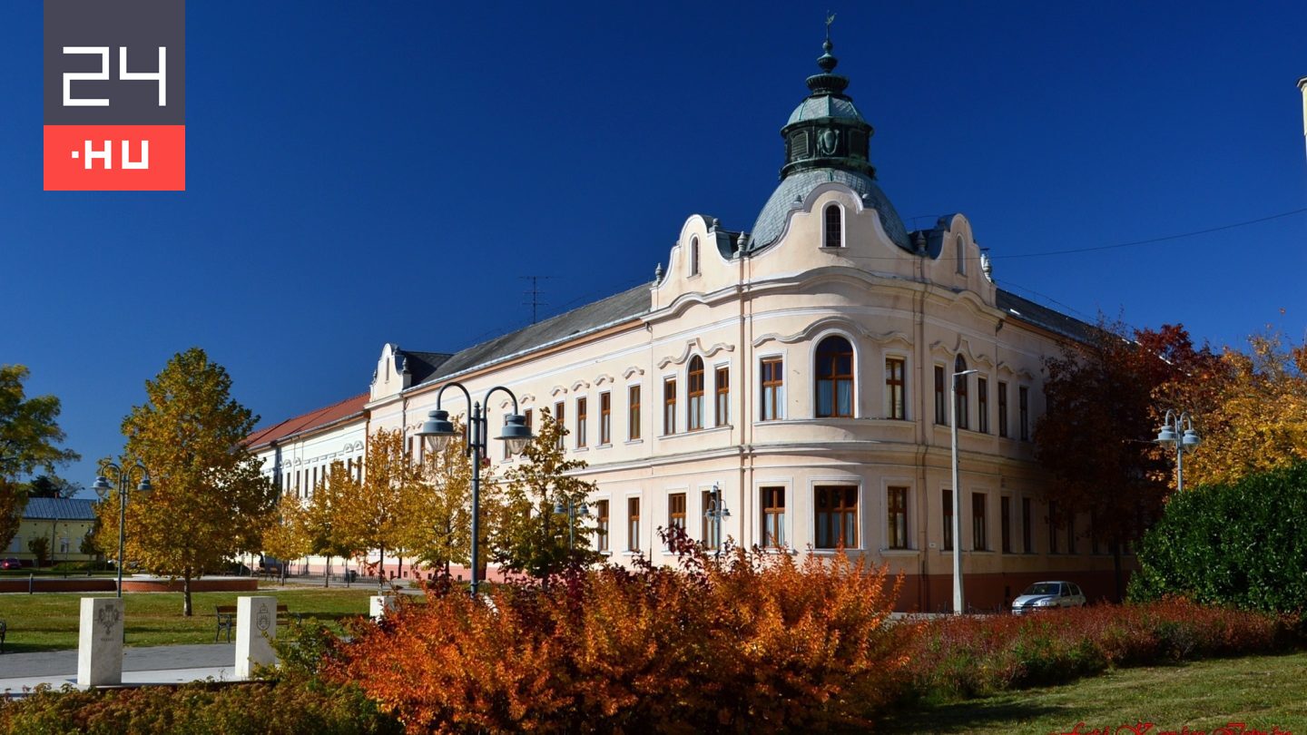 A hajdúböszörményi polgármester szerint a fideszes delegáció kitörölte egy helyi tanár telefonjáról a fényképeket, amit az iskolában zajló „politikai rendezvényről” készített