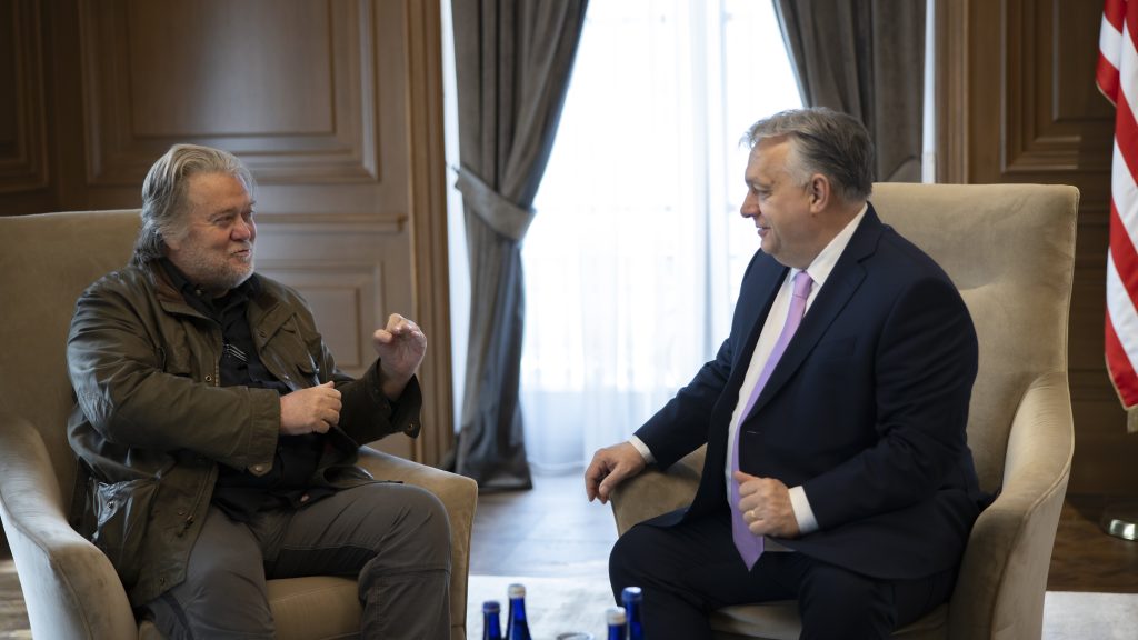 Orbán Viktor neve is feltűnik Steve Bannon és Jeffrey Epstein SMS-váltásában