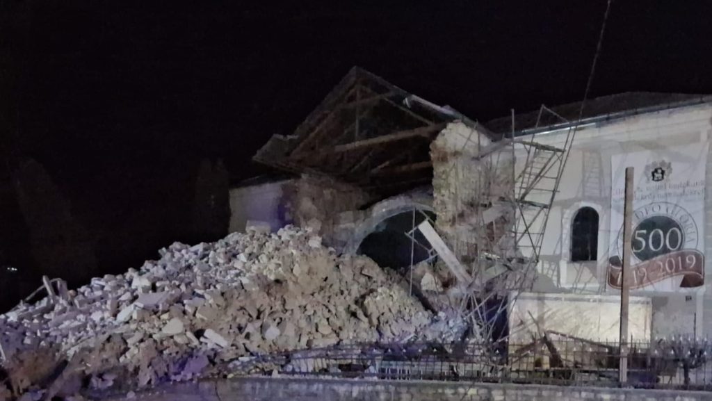 Leomlott és az úttestre zuhant egy református templom tornya a Szilágyságban