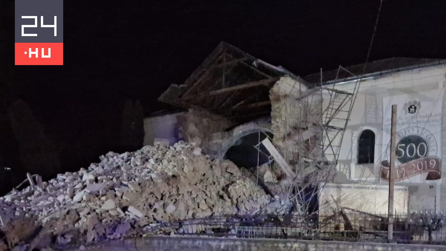 Leomlott és az úttestre zuhant egy református templom tornya a Szilágyságban