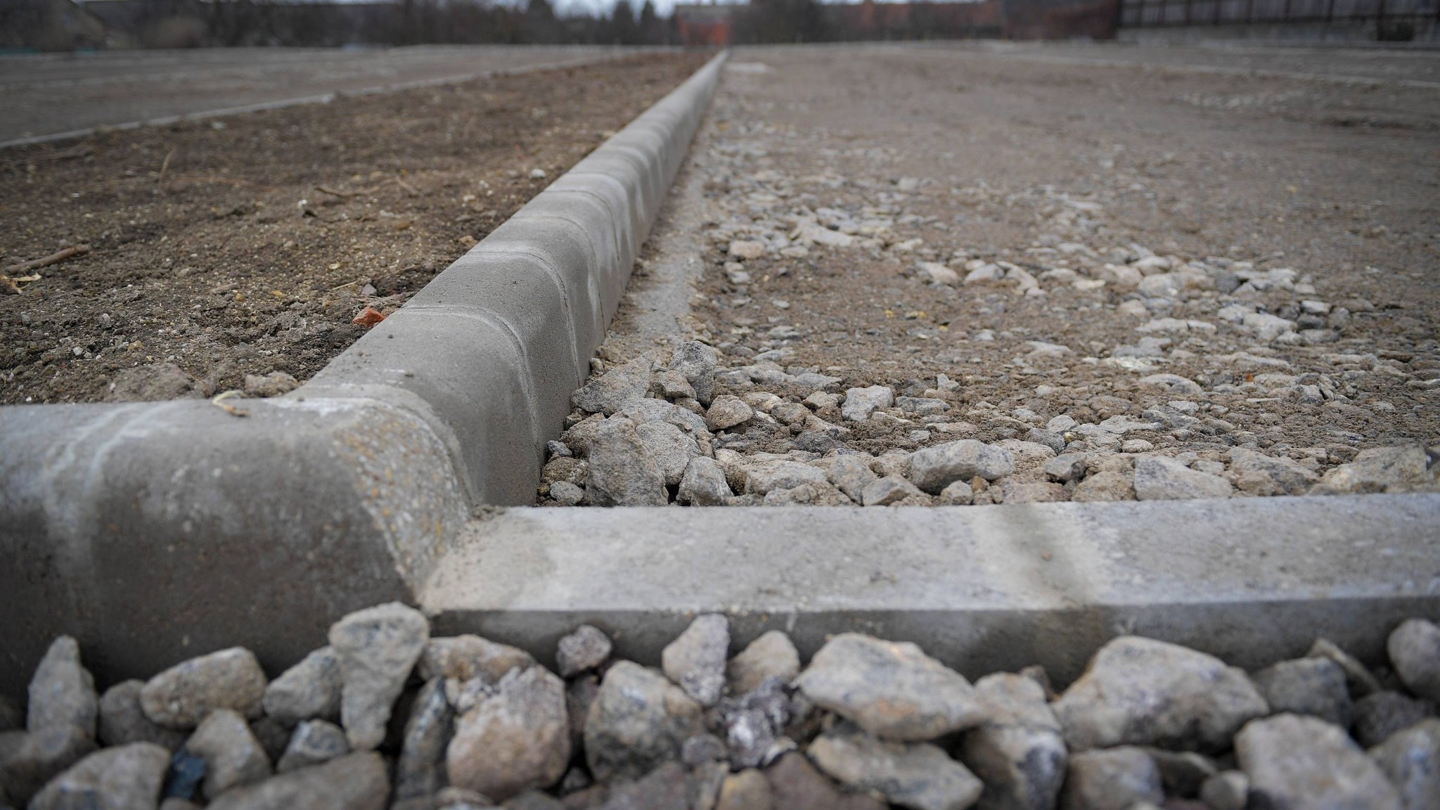 Egy fideszes képviselőjelölt ünnepélyesen átadott egy döngölt földes parkolót, szerinte a fejlesztés jól példázza a kormányzati gondolkodást 1