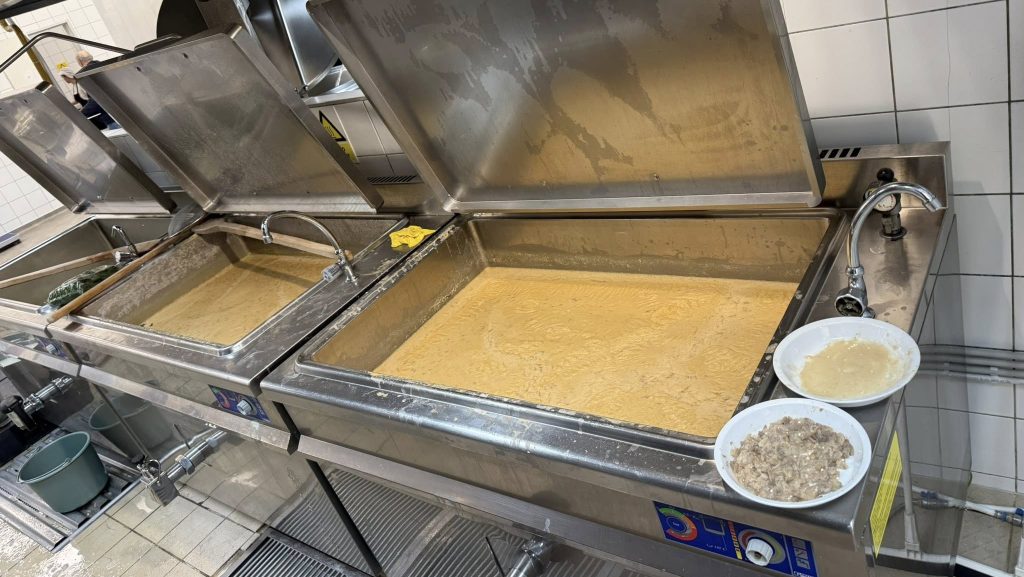 Vizsgálja a NÉBIH a menzai főzelékben talált rejtélyes fehér golyók ügyét