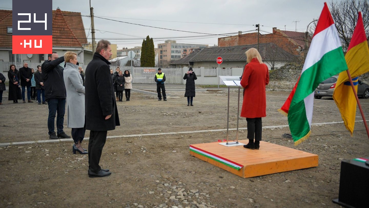 Egy fideszes képviselőjelölt ünnepélyesen átadott egy döngölt földes parkolót, szerinte a fejlesztés jól példázza a kormányzati gondolkozást