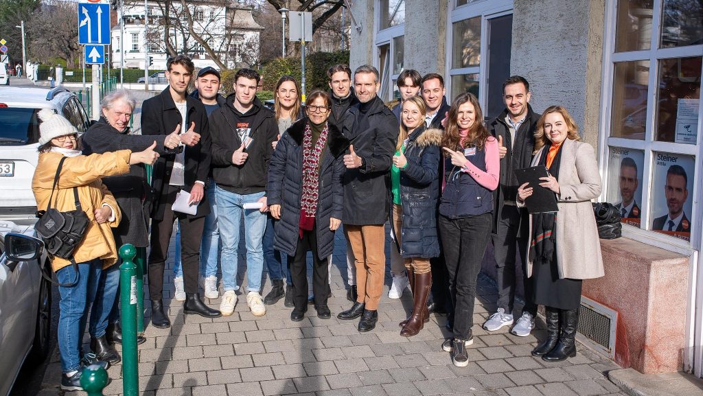 Orbán Viktor felesége is kampányol Magyar Péter körzetében