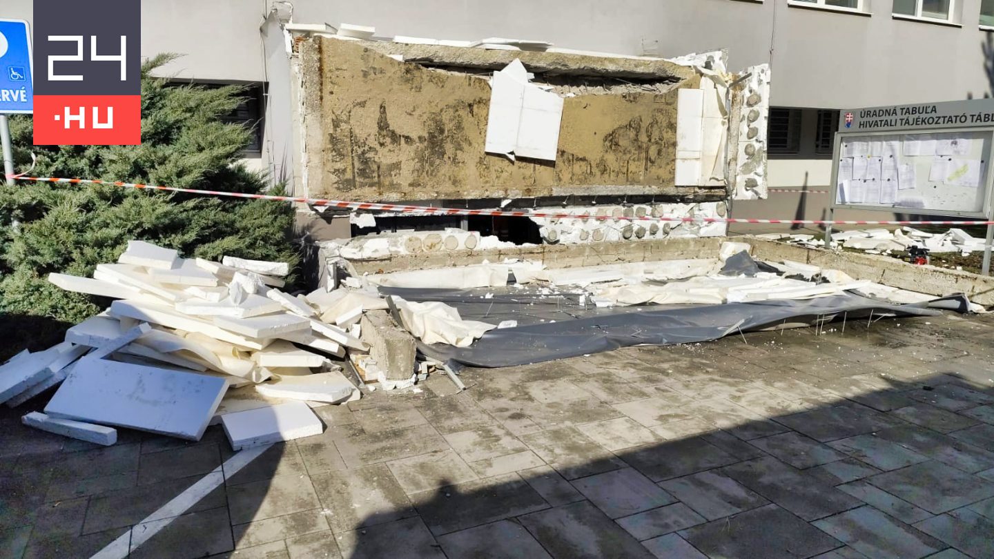 Tragikus baleset Révkomáromban: beomlott a járási hivatal bejárata, egy ember meghalt