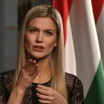 Weisz Fanni jeltolmácsként Áder János köztársasági elnök újévi köszöntőjének televíziós felvételén 2020. december 29-én.