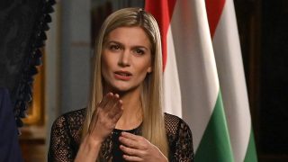 Weisz Fanni jeltolmácsként Áder János köztársasági elnök újévi köszöntőjének televíziós felvételén 2020. december 29-én.