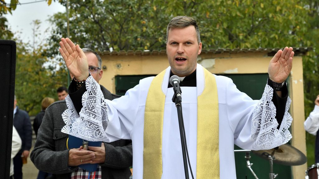 Interjút adott a meleg szexbotrányba keveredett Bese atya, de több lett a kérdés, mint a válasz