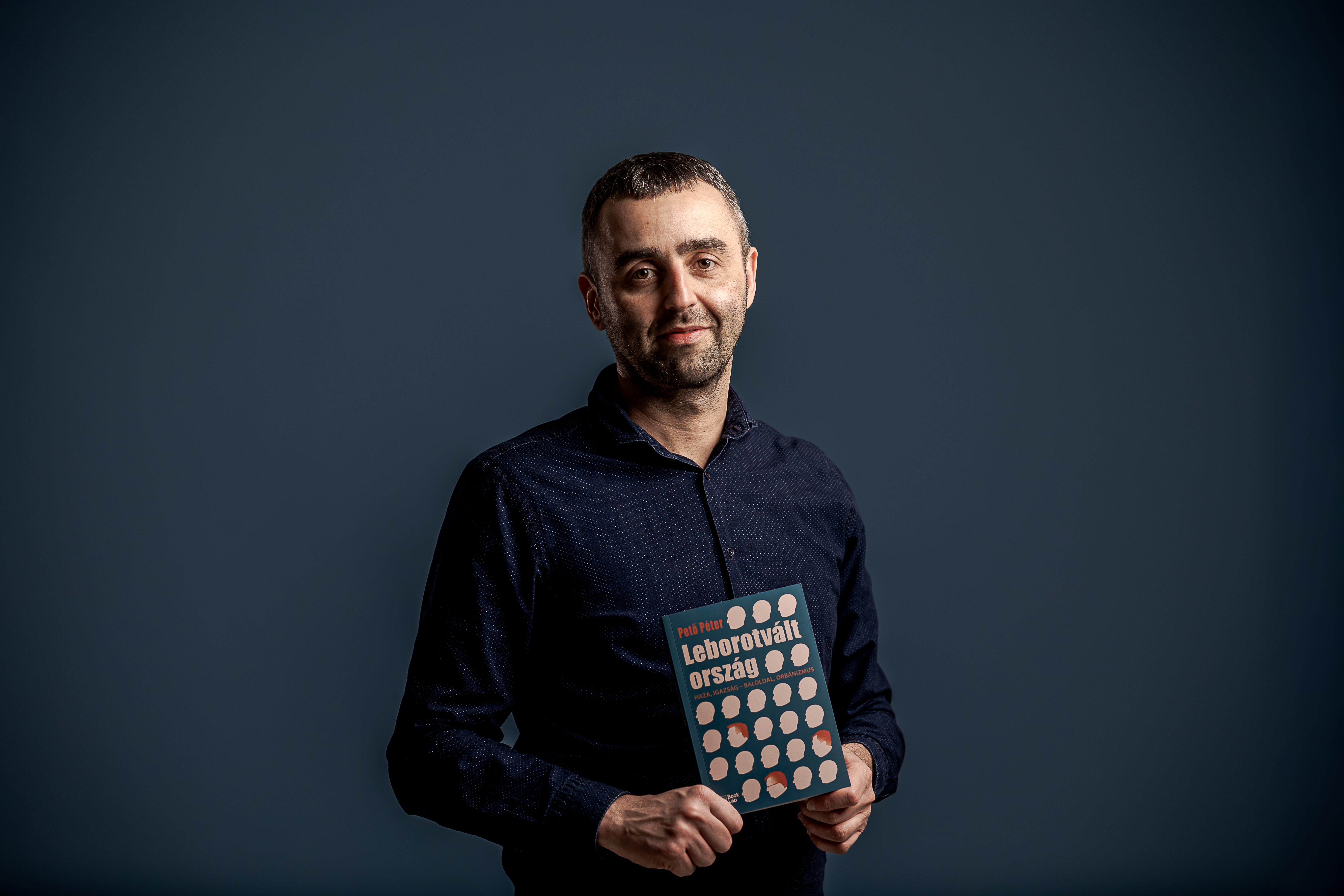 Így lett a hazánk az a hely, ahol a nemzet önbecsülését Mészáros Lőrincre cserélték – már megrendelhető a Leborotvált ország 1