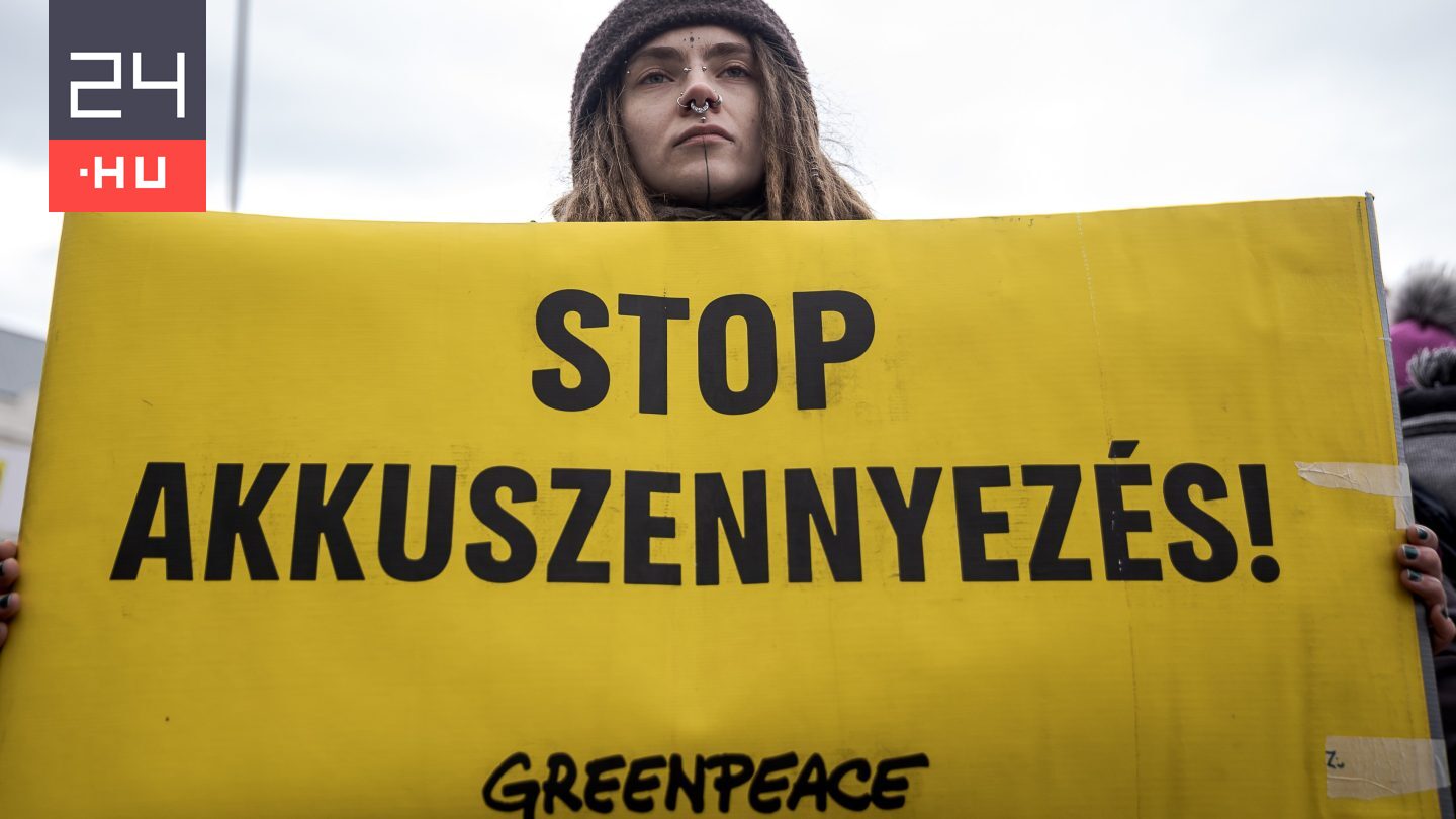 Az akkufeldolgozó ellen tiltakoztak a pilisjászfalui testületi ülésen, a polgármester rendőrt hívott, egy képviselő lemondott