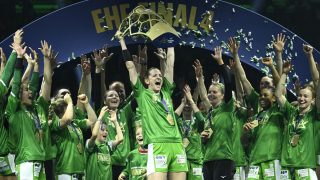 A győztes győri csapat játékosai a trófeával ünnepelnek az eredményhirdetésen, középen Ana Gros, miután 30-24-re nyertek a női kézilabda Bajnokok Ligája négyes döntőjének fináléjában játszott Győri Audi ETO KC - SG BBM Bietigheim mérkőzésen a budapesti MVM Dome-ban 2024. június 2-án. A Győr hatodik alkalommal nyerte meg a női kézilabda Bajnokok Ligáját.