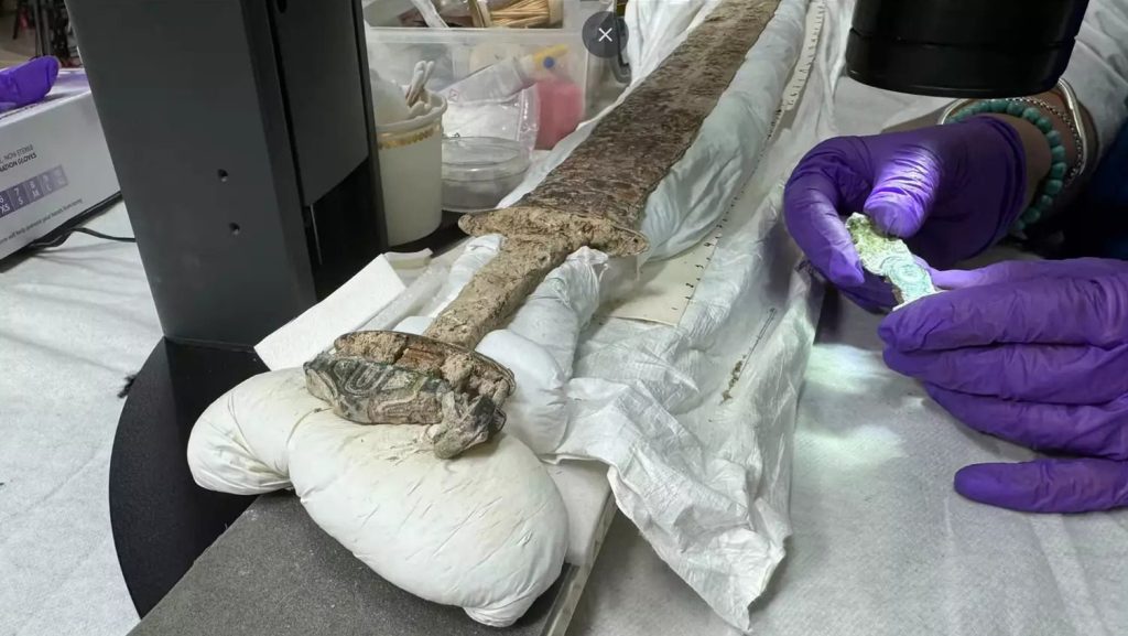 Bámulatos középkori kardot fedeztek fel Angliában