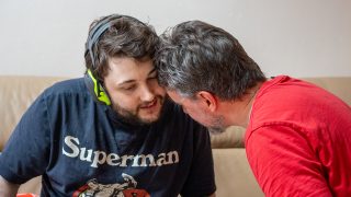 autista fiút megöleli az apukája