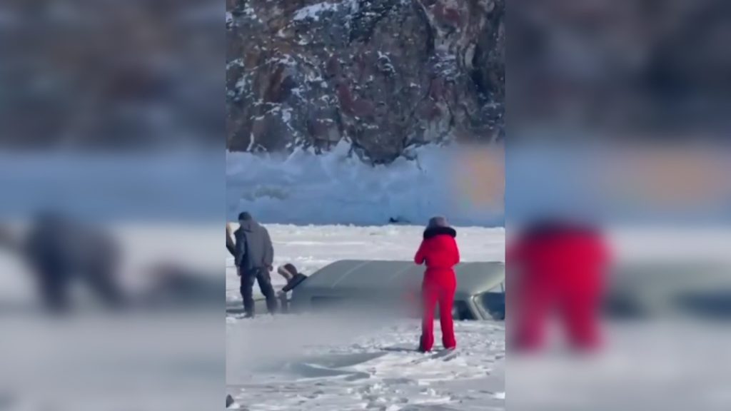 Videón a Bajkál-tóba süllyedt UAZ