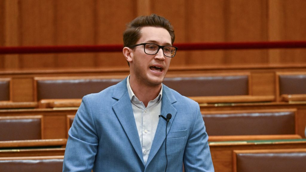 Bedő arról beszélt, hogy a Fidesz tudatosan szegénységben tartja a kis falvakban élőket