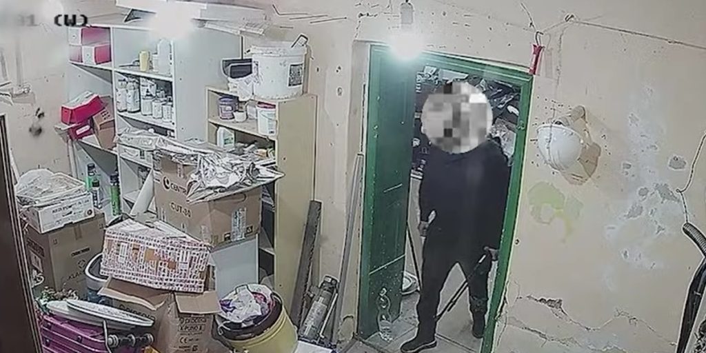 Videón, ahogy három befőttimádó fiú teljesen kirámol egy ceglédi házat