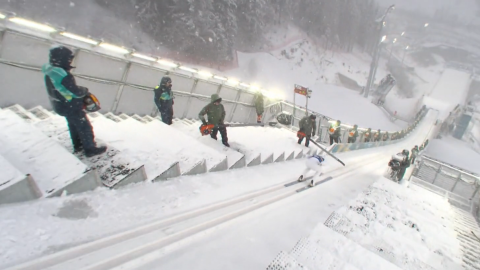 Benjamin Loomis száguld a lombfúvó felé a téli olimpián.