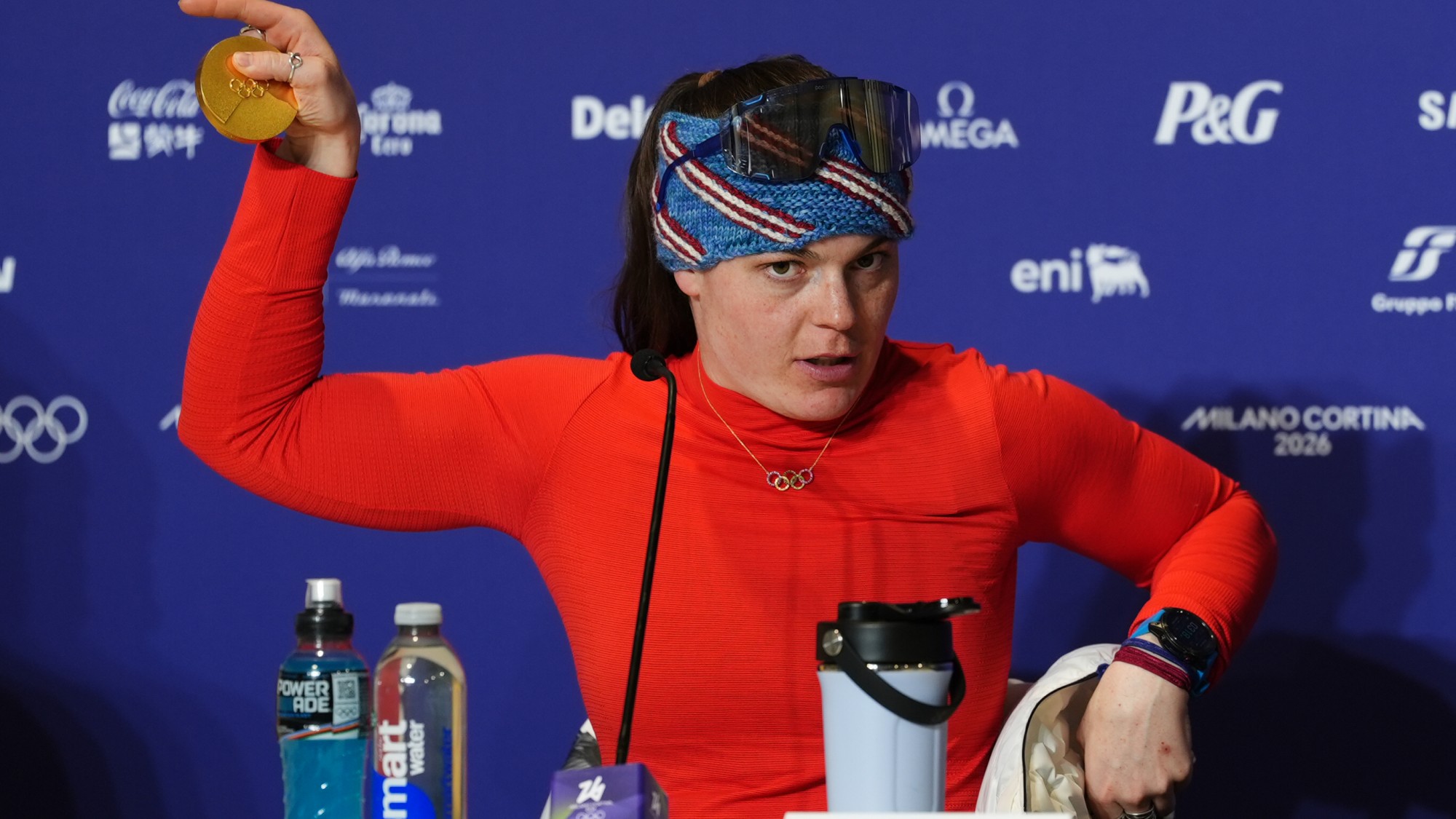 A lesiklásban győztes Breezy Johnson mutatja eltört aranyérmét.