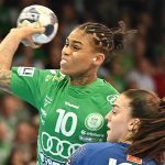 Bruna De Paula, a Győr (b) és Nikolina Martovic, a Buducnost játékosa a női kézilabda Bajnokok Ligája B csoportjának 12. fordulójában játszott Győri Audi ETO KC-Buducnost Podgorica mérkőzésen a győri Audi Arénában 2026. február 7-én.