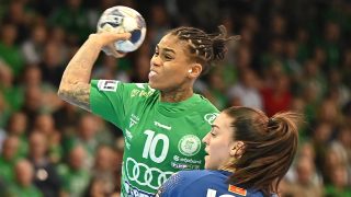 Bruna De Paula, a Győr (b) és Nikolina Martovic, a Buducnost játékosa a női kézilabda Bajnokok Ligája B csoportjának 12. fordulójában játszott Győri Audi ETO KC-Buducnost Podgorica mérkőzésen a győri Audi Arénában 2026. február 7-én.