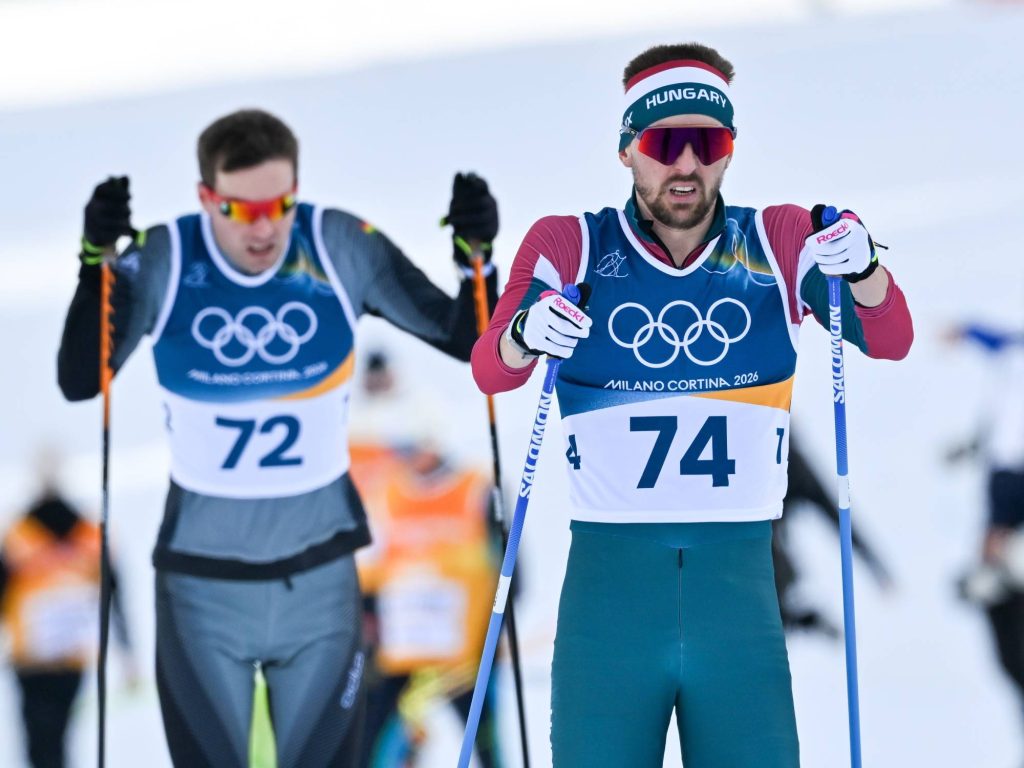 Tesero, 2026. február 8. Büki Ádám (j) a 2026-os milánói-cortinai téli olimpia 10+10 kilométeres férfi tömegrajtos sífutóversenyén a Teseroi Fabio Canal Sífutó és Sílövő Központban 2026. február 8-án. MTI/Illyés Tibor