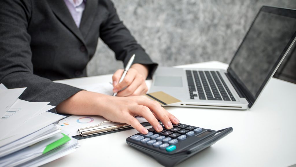 Változás a bankszámláknál: jönnek a díjemelések áprilistól, majd júniustól