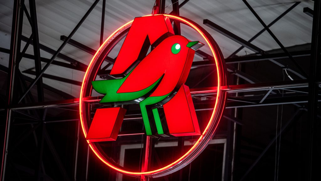 Nagy újítás az Auchannál: jönnek a városi mini üzletek és utcai átvevőhelyek