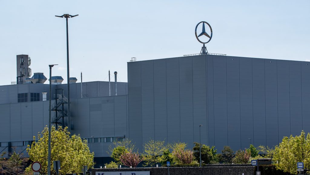 Bérmegállapodás és extra pénzeső a kecskeméti Mercedesnél