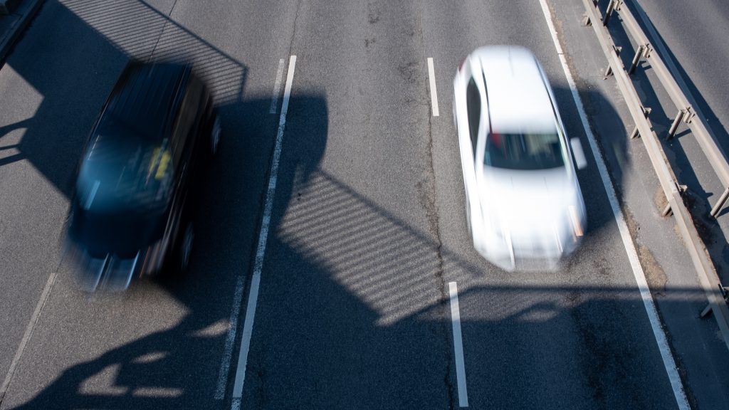 Frontálisan karambolozott két autó az M2-esen, az autópályát teljesen lezárták Vácnál